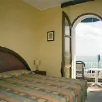 Porto Azzurro Hotell 3*