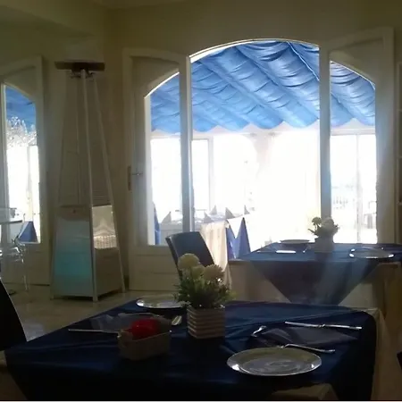 Porto Azzurro Hotell 3*